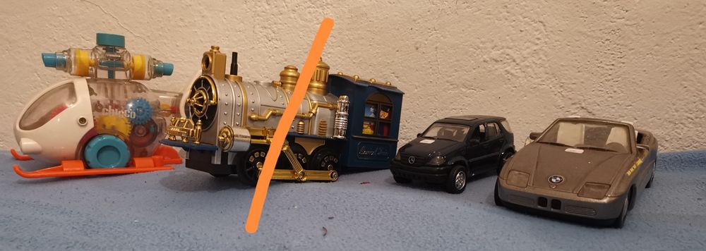 Diversos bonecos para brincar ou colecionar