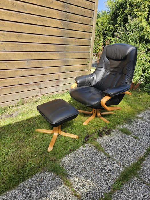 Шкіряне крісло з пуфом.