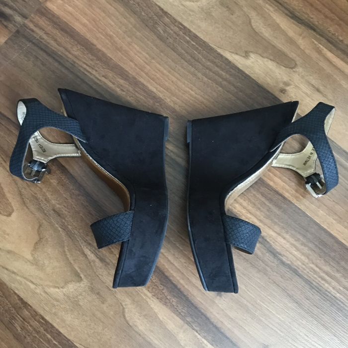 Босоножки на танкетке