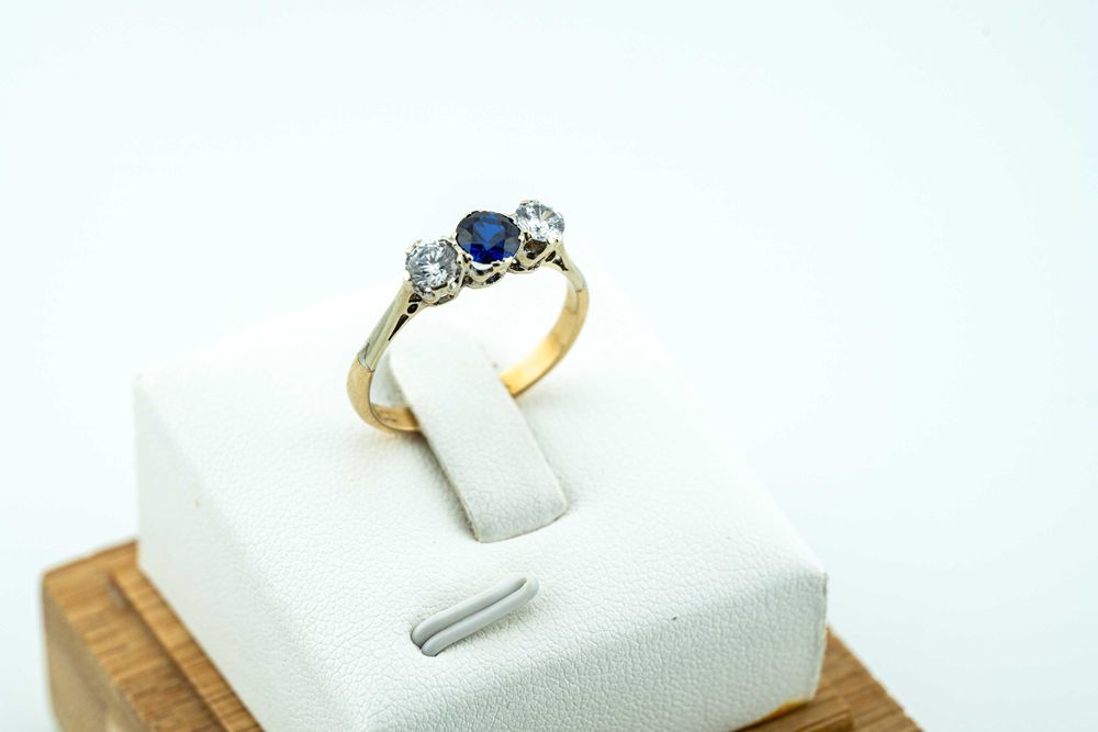 Zjawiskowy damski pierścionek ze złota 375 z granatowym oczkiem r17