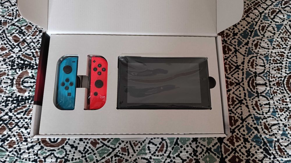 Nintendo Switch V1 (Desbloqueável) + 128GB Cartão SD