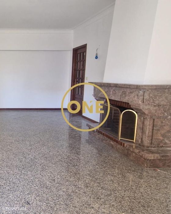 Moradia cheia de charme e potencial, a 450 metros da praia de Salgueir