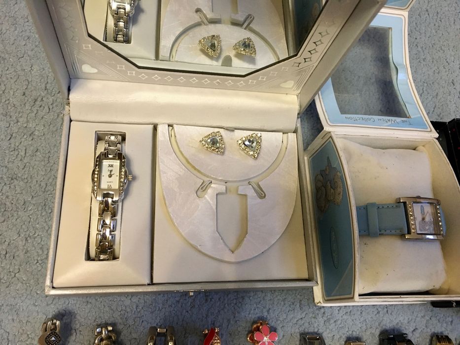 Женские стильные часики.