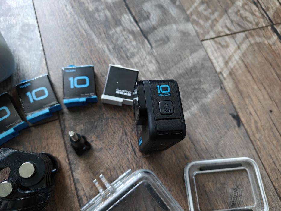 GoPro HERO 10 Black – zestaw z 5 akumulatorami, ładowarka, akcesoria.
