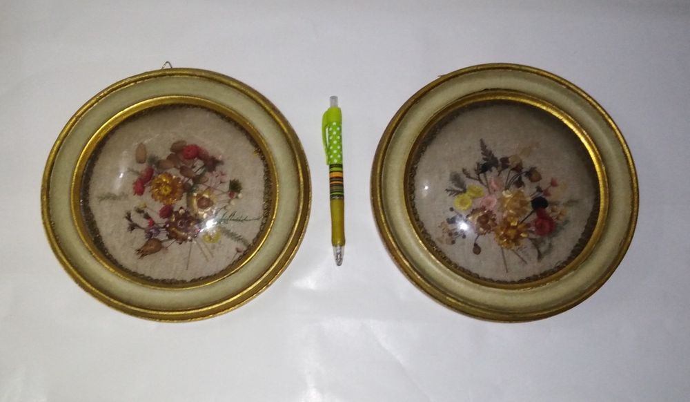 Quadros redondos antigos, com ramos de flores secas. Muito originais.
