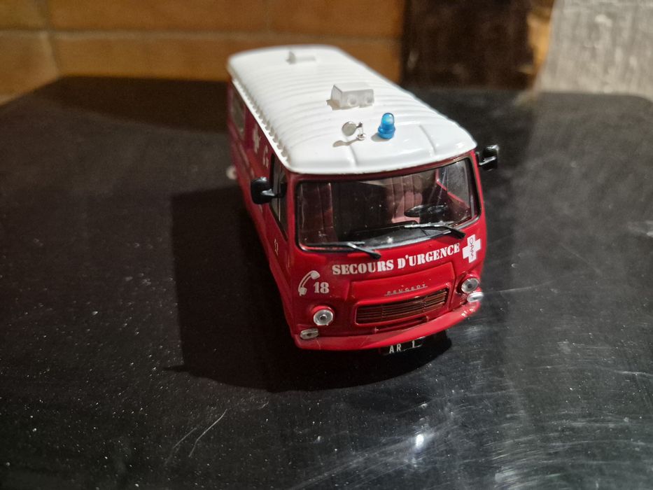 Veiculo ambulância Hachette