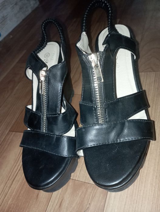 Босоніжки жіночі