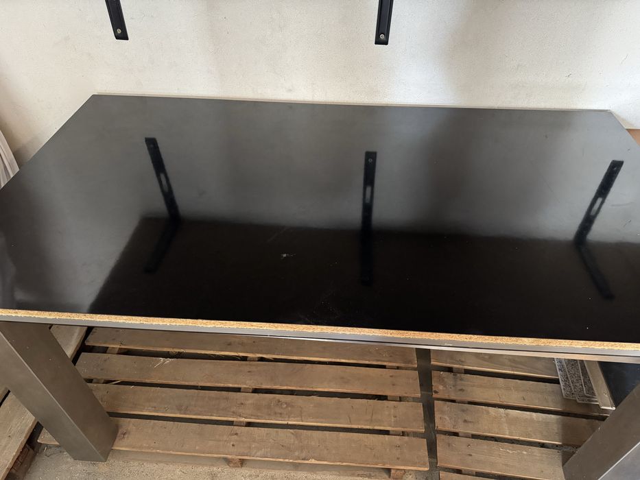 Mesa tampo preto e base em inox