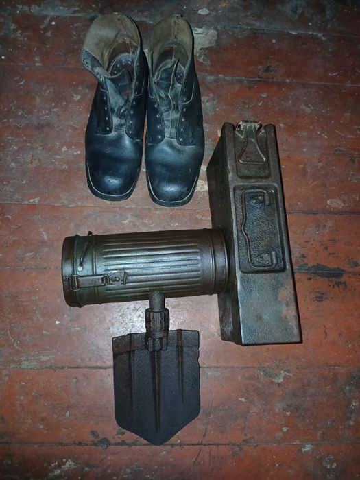 Газ бак ,саперна лопатка  і ботінки.