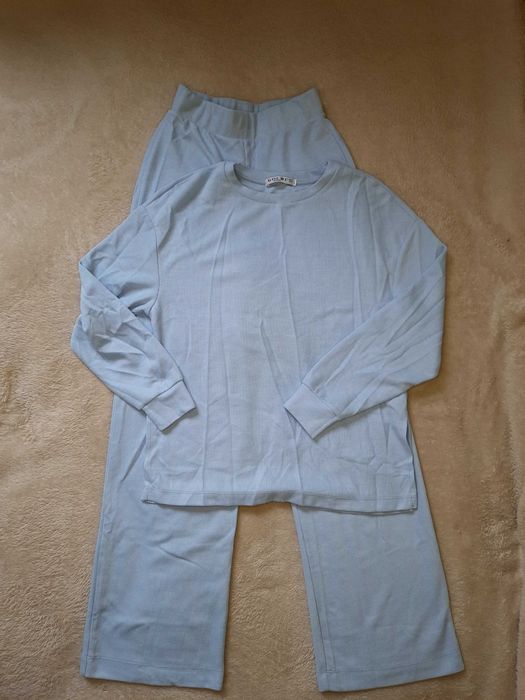 Костюми небесного кольору