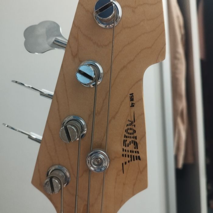 Gitara basowa że wzmacniaczem