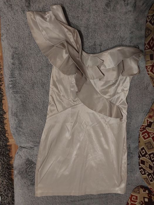 River Island- Sukienka na jedno ranie, na wiele okazji.