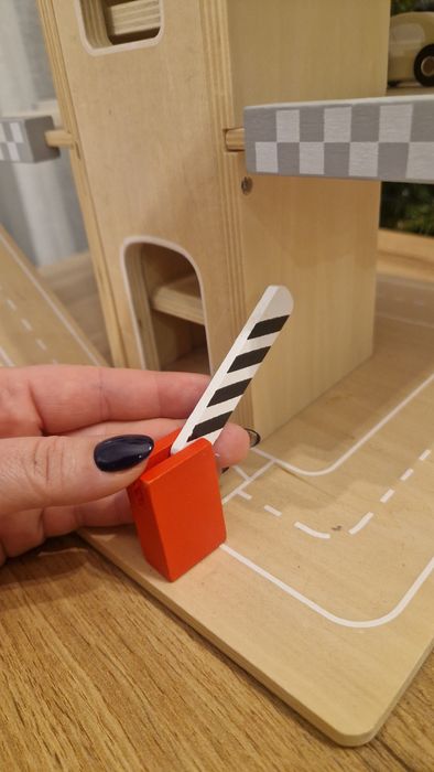 Drewniany garaż z windą.