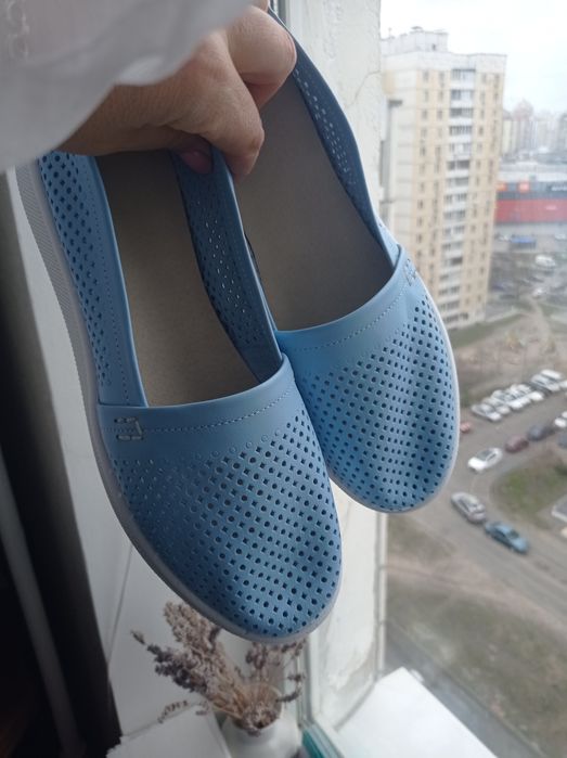Нові туфлі з перфорацією