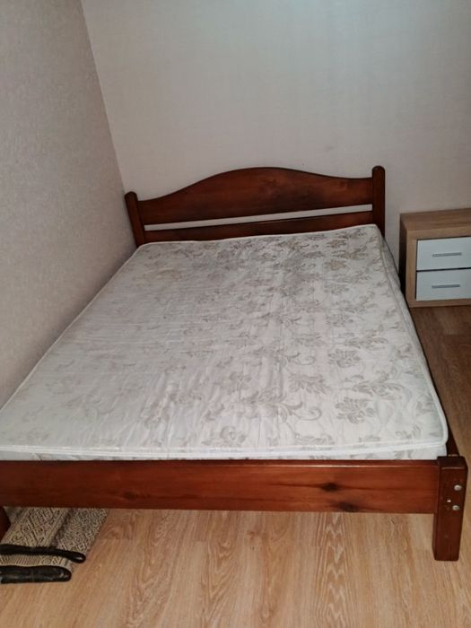 Кровать двуспальная деревянная