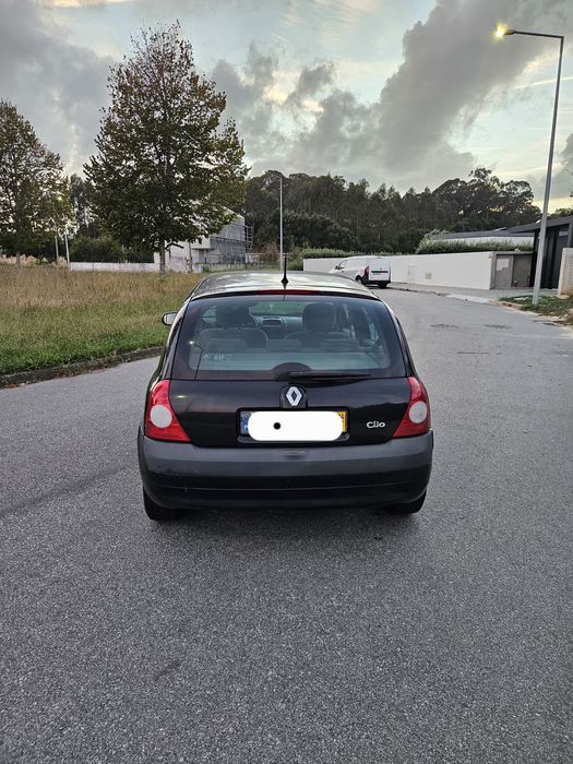 Renault Clio II 1.2 gasolina, nacional, de 2004.