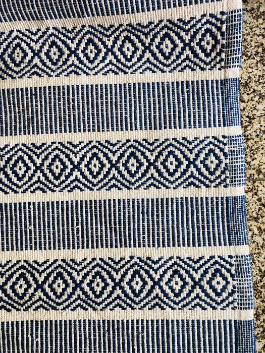 Tapete azul e branco