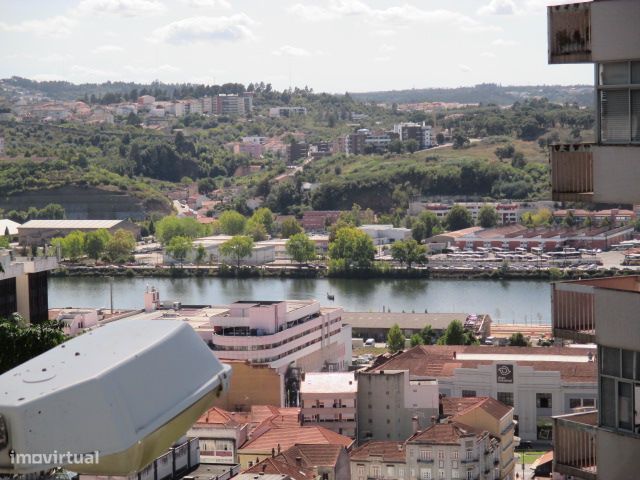 Apartamento T4 na Alameda da Conchada