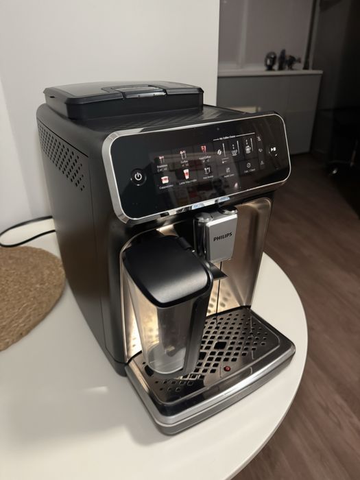 Кавомашина Philips Series 3300 LatteGo EP3347/90, стан ідеальний