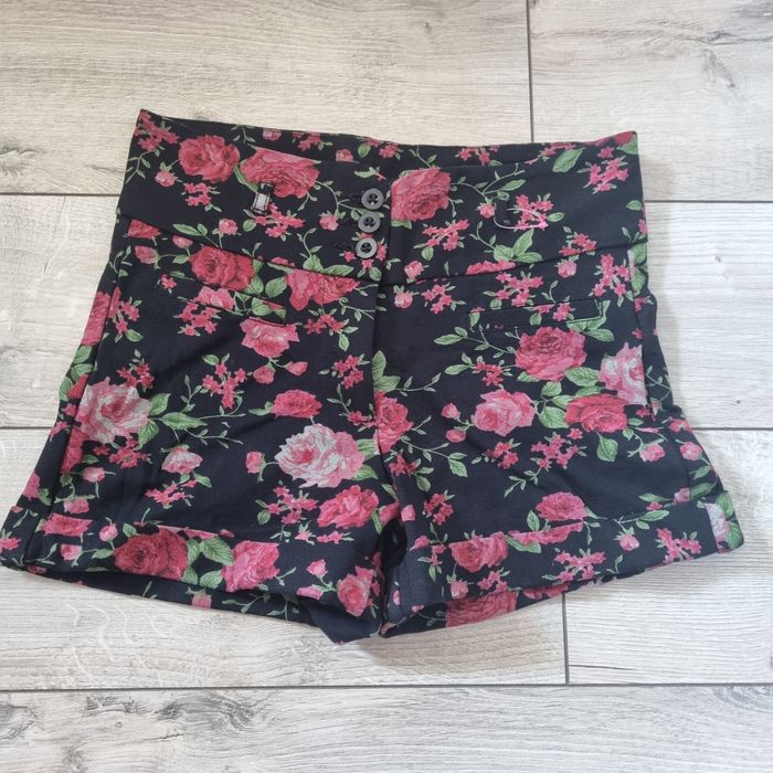 Śliczne spodenki r.M