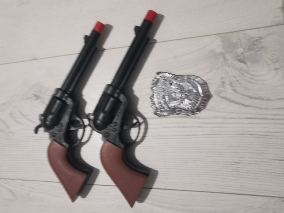 Zestaw pistoletów z odznaką