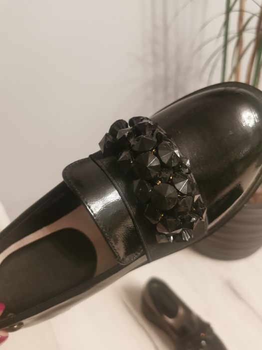 Półbuty na wysokiej podeszwie z koralikami