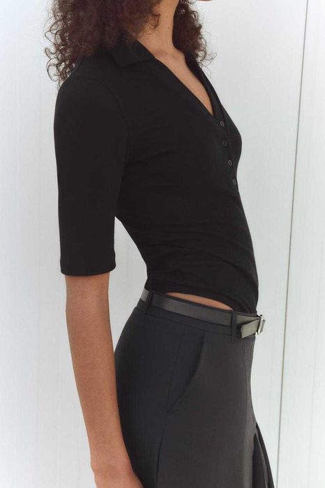 Актуальне в цьому сезоні боді-поло від Zarа,L можна на M. Футболка