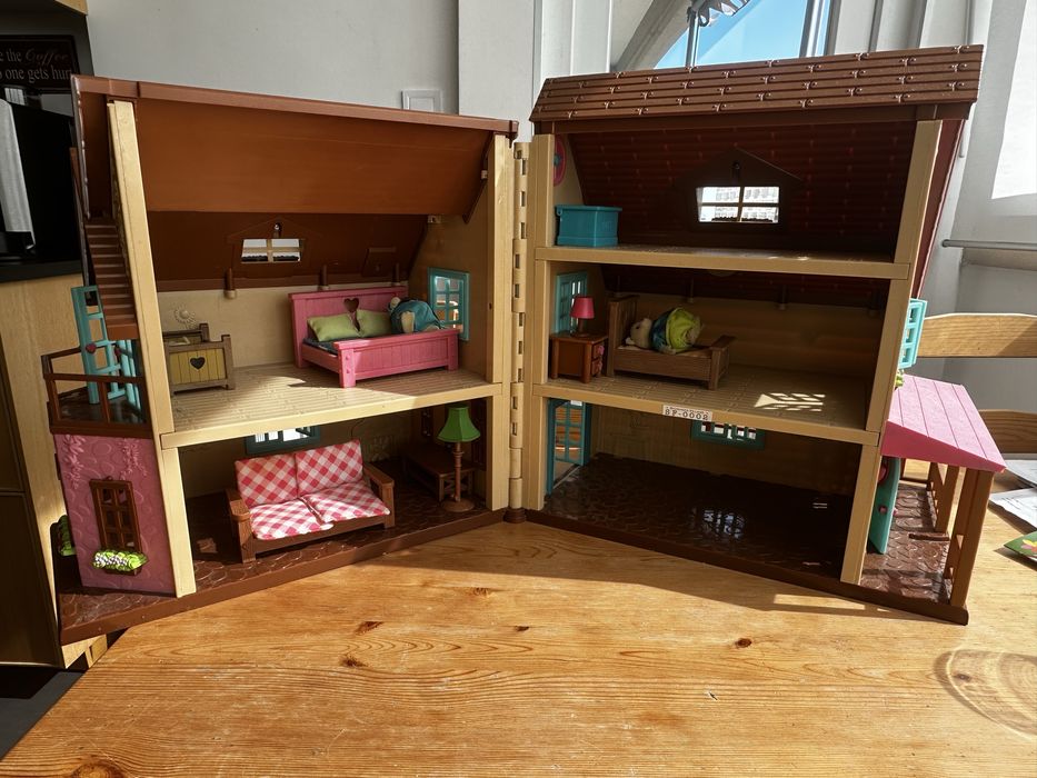 Casa de bonecas (com luz e inclui acessorios)