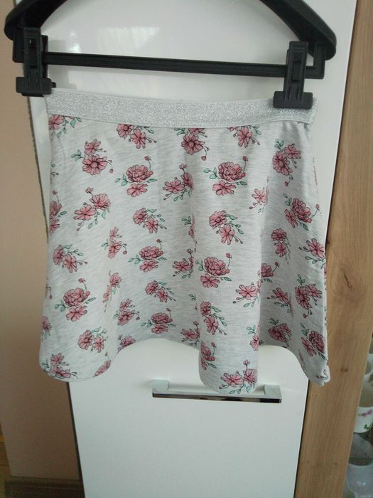 Urocza spódniczka dziewczęca