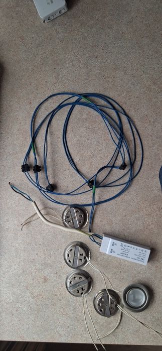 Zaestaw oświetlenia halogenowe