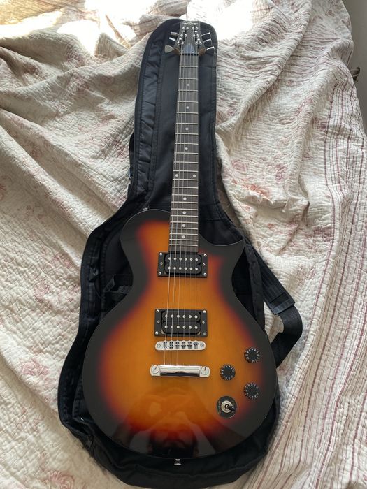 Guitarra new jersey com todos acessorios e cordas e palhetas extra