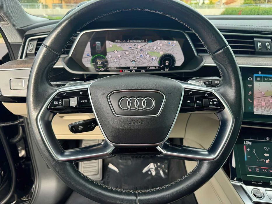 Audi e-tron Premium      2021
