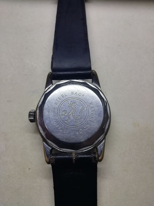 Relógio de pulso usado corda manual.