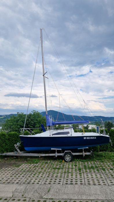 Łodka, żaglówka Mikron  z obszerną kabiną dla rybaka