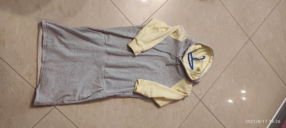 Sukienka sportowa z kapturem