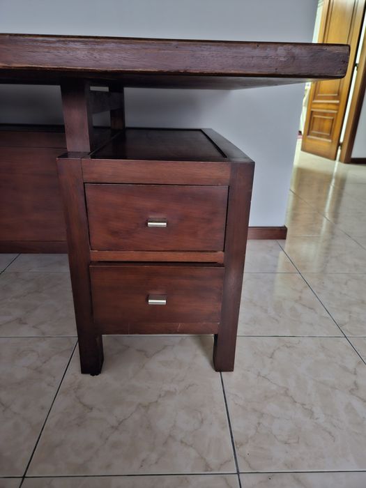 Vendo Secretária em bom estado com 4 gavetas de apoio