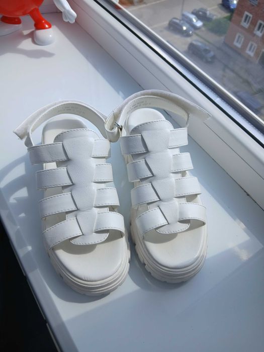 Продам босоніжки для дівчинки