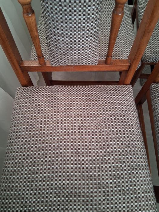 krzesła solidne  4 szt.w dobrym stanie