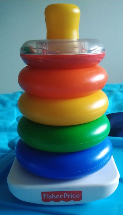 Vários brinquedos de bebé