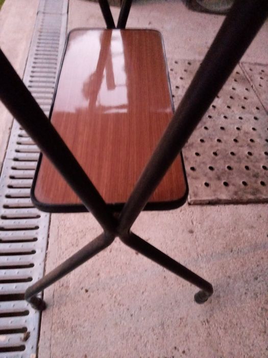 Cadeiras antigas e mesa tv