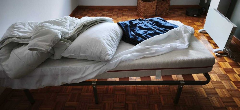 Cama de solteiro com colchão de espuma seminovos