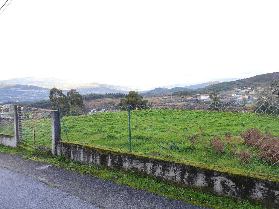 Lote de Terreno Construção de Moradia, com 648 m², em Longos Vales.
