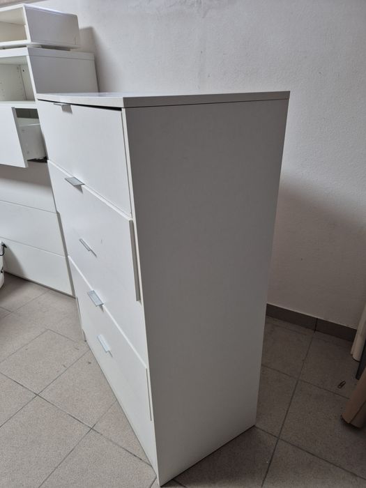 Cómoda lacada a branco