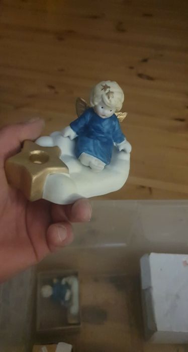 figurka aniołka, która pełni funkcję świecznika