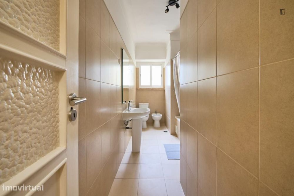 Quarto - localizado em Arroios Lisbon