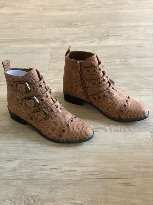 Botim castanho em pele