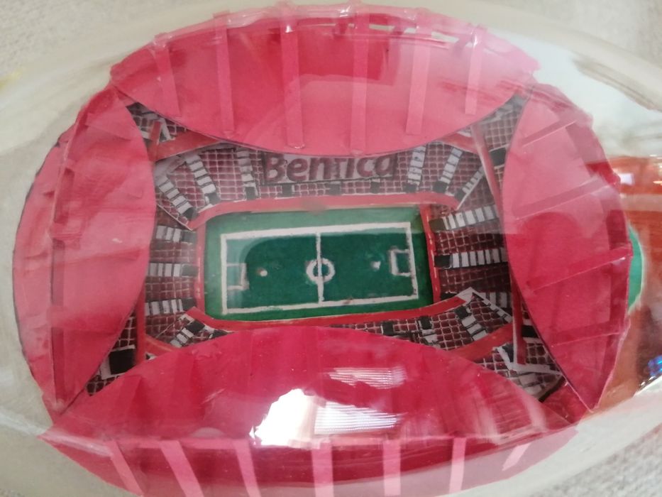 Estádio da Luz embutido dentro de uma lâmpada