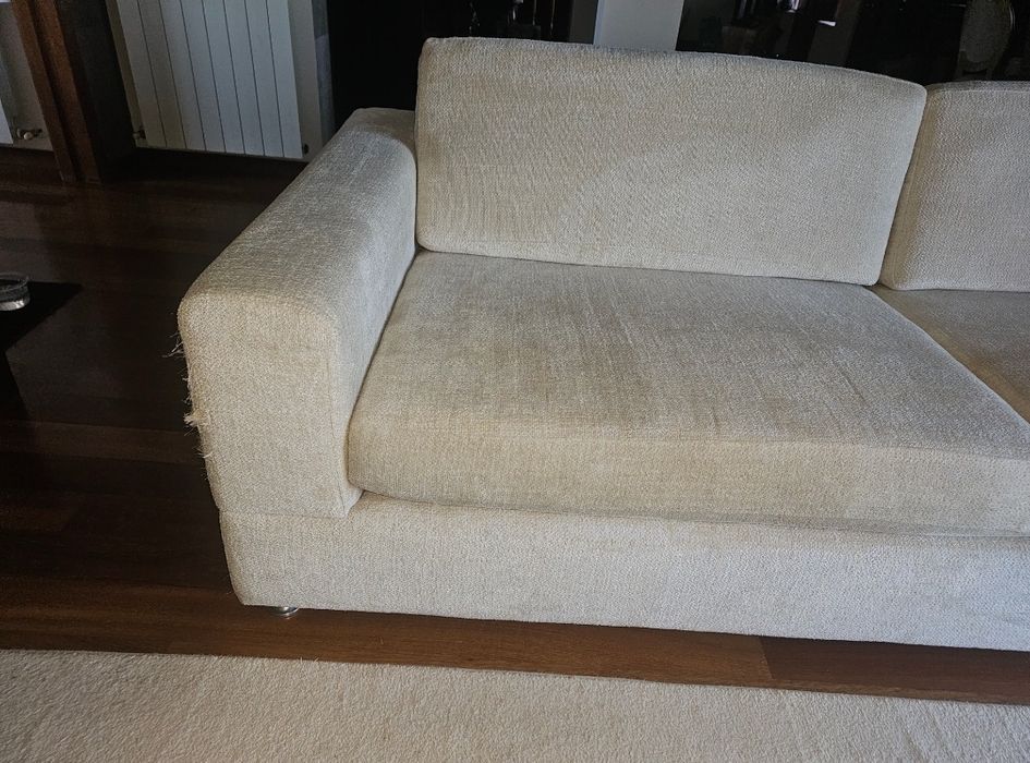 Sofá de 4 lugares grande robusto na cor  Bege de Design