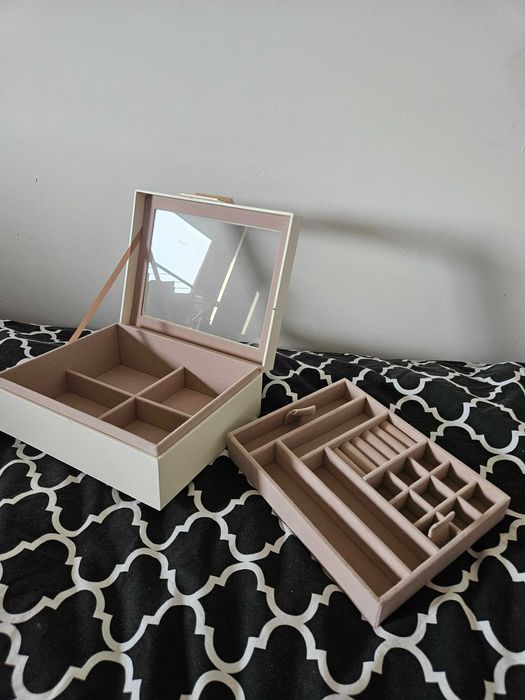 Szkatułka kuferek organizer na biżuterię jasna dwa poziomy