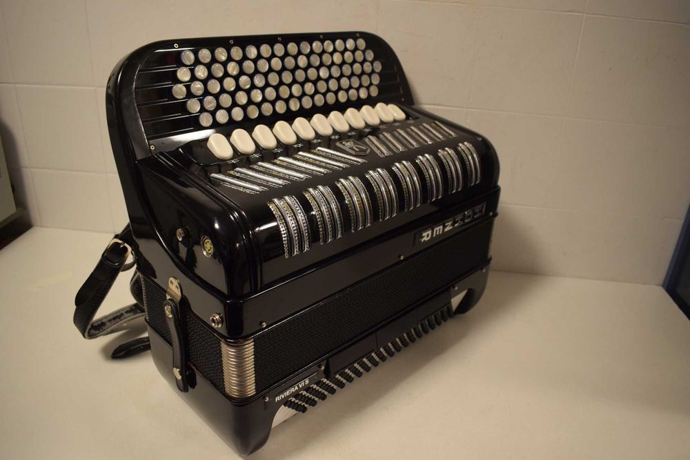 Acordeao Hohner Riveira IV S. 4 voz 120 baixos N 342